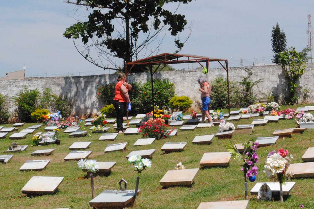 Dia De Finados Familiares Prestam Homenagens Jornal Di Rio