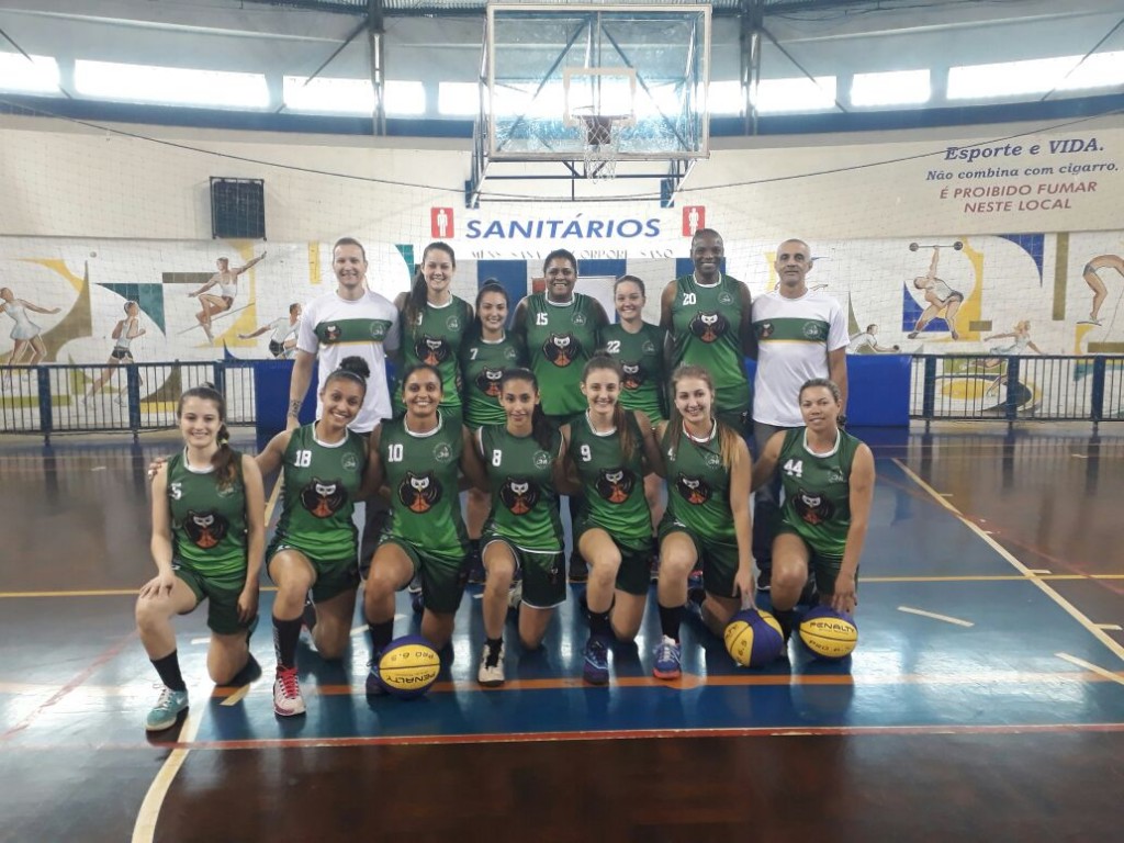 Esporte - Em jogo de festa, basquete de SB vence