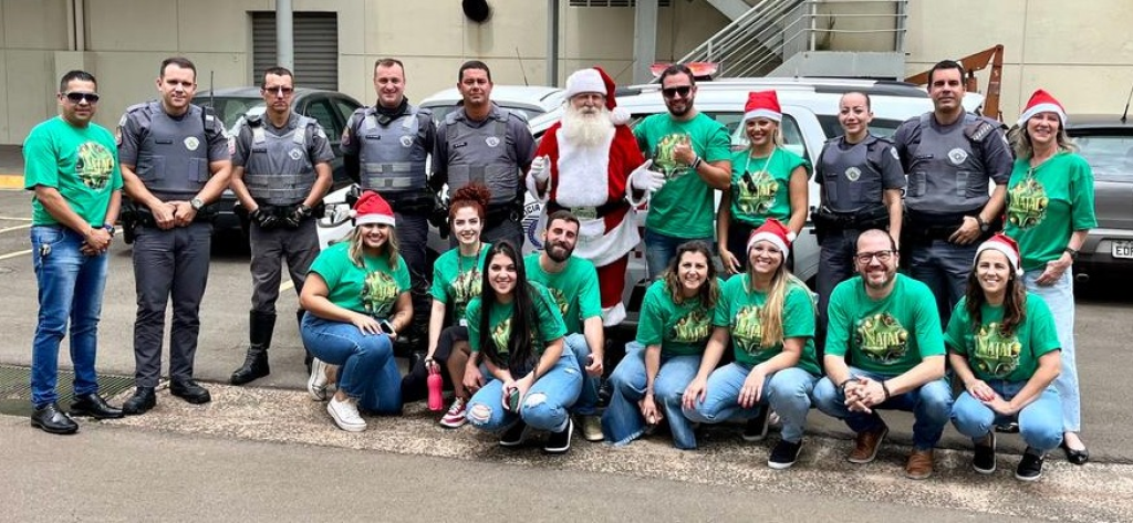 Cidades - Papai Noel e Tivoli Shopping distribuem brinquedos arrecadados em ação de Natal 