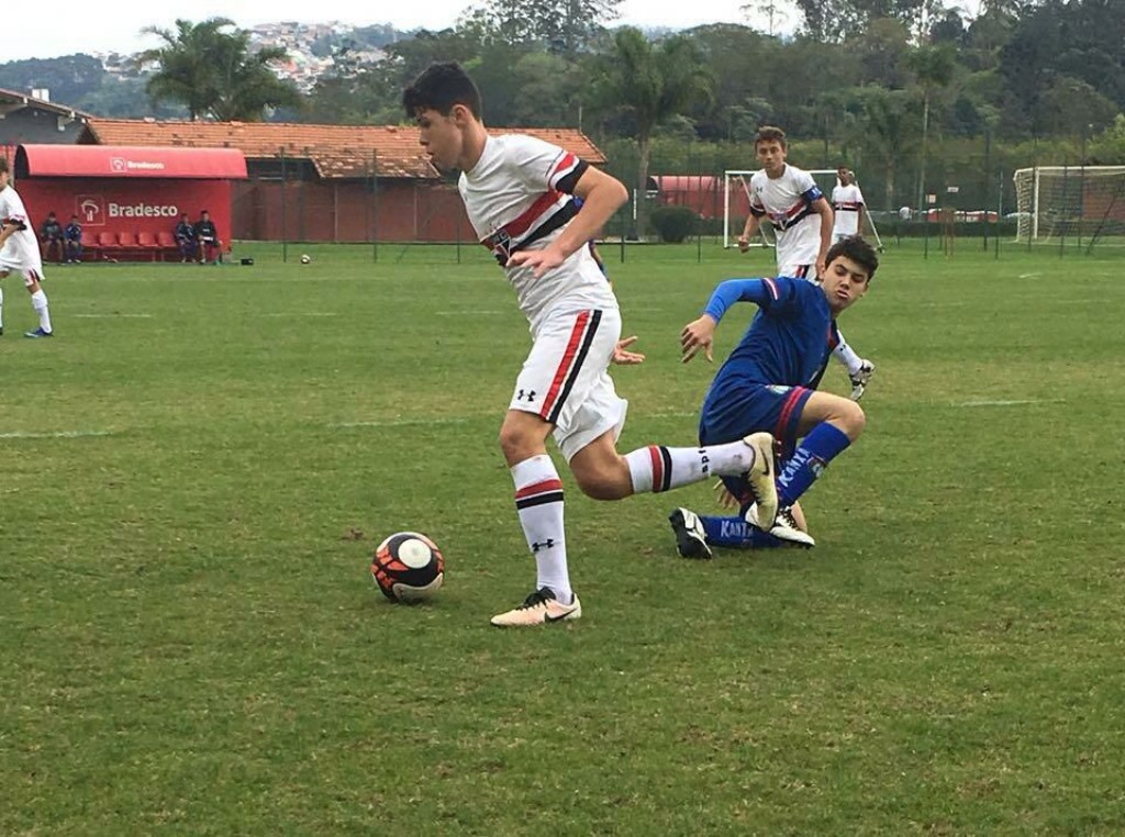 Esporte - João Victor assina contrato com o São Paulo