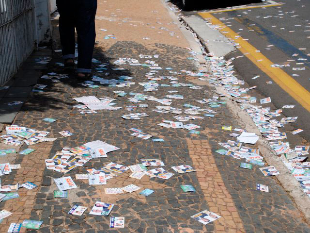 Política - Toneladas de “santinhos” serão retiradas até o final da semana