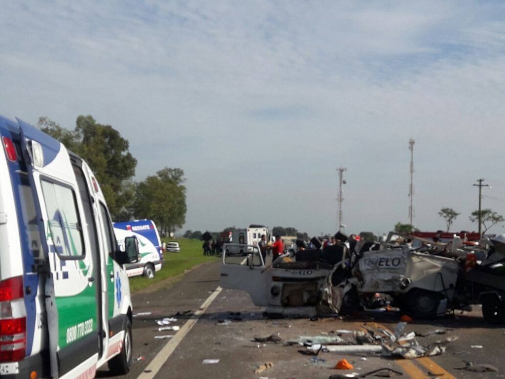  - Acidente entre Kombi e caminhão mata três e fere 9