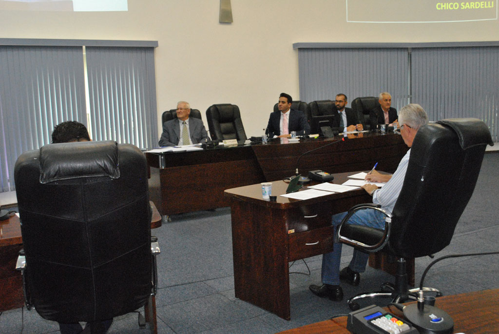 Política - Rejeitado um parecer contrário da Comissão de Justiça e Redação na sessão