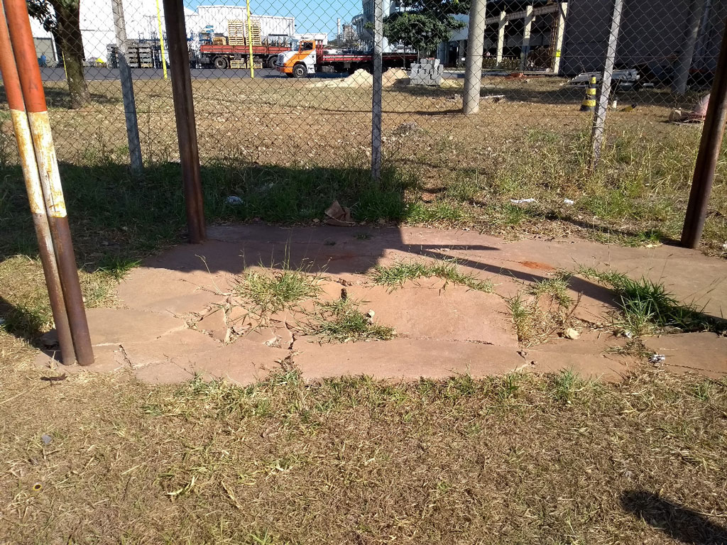 Política - Joi apela por manutenção em ponto de ônibus 