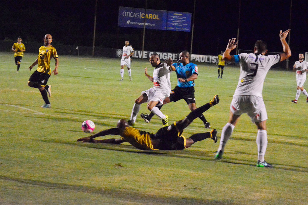 Esporte - Leão mantém tabu e vence Tigre em Americana - 1x0