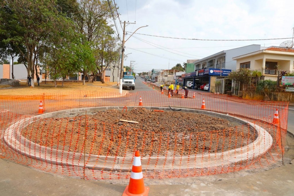  - Segue obra de implantação de canteiro central e rotatória na Floriano Peixoto