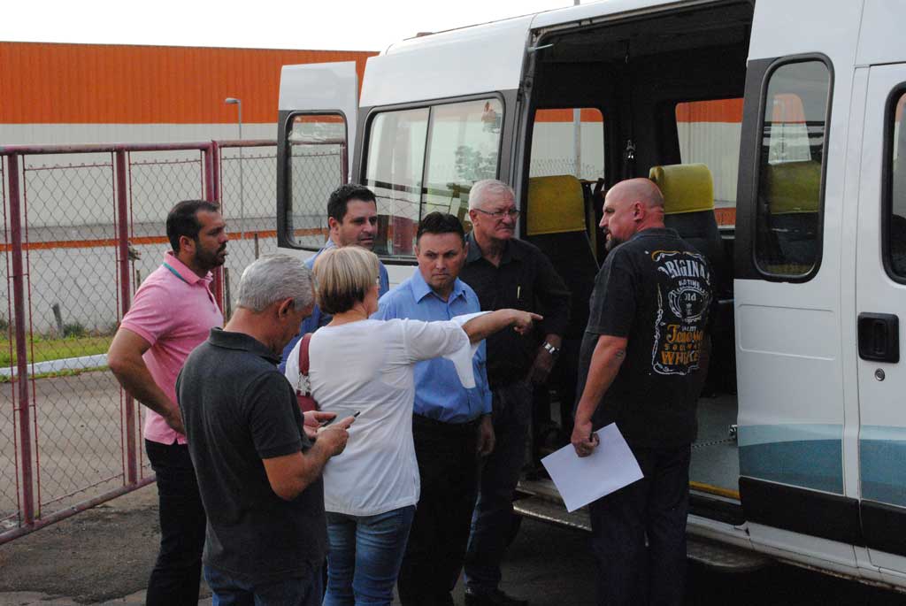 Política - Vereadores visitam garagem das ambulâncias 