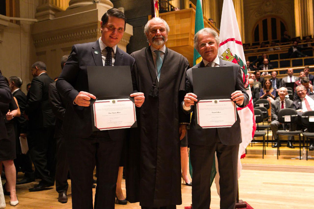 Política - TRE diploma eleitos em sessão solene 