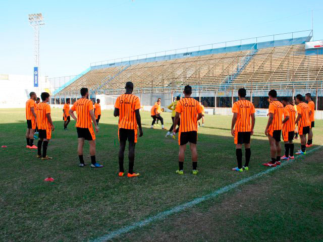 Esporte - Técnico do União se irrita com jogadores durante coletivo