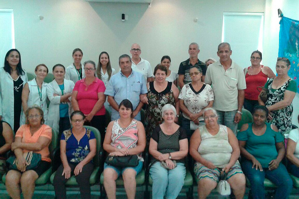 Saúde - Pacientes recebem orientações no Grupo Coluna Ativa 