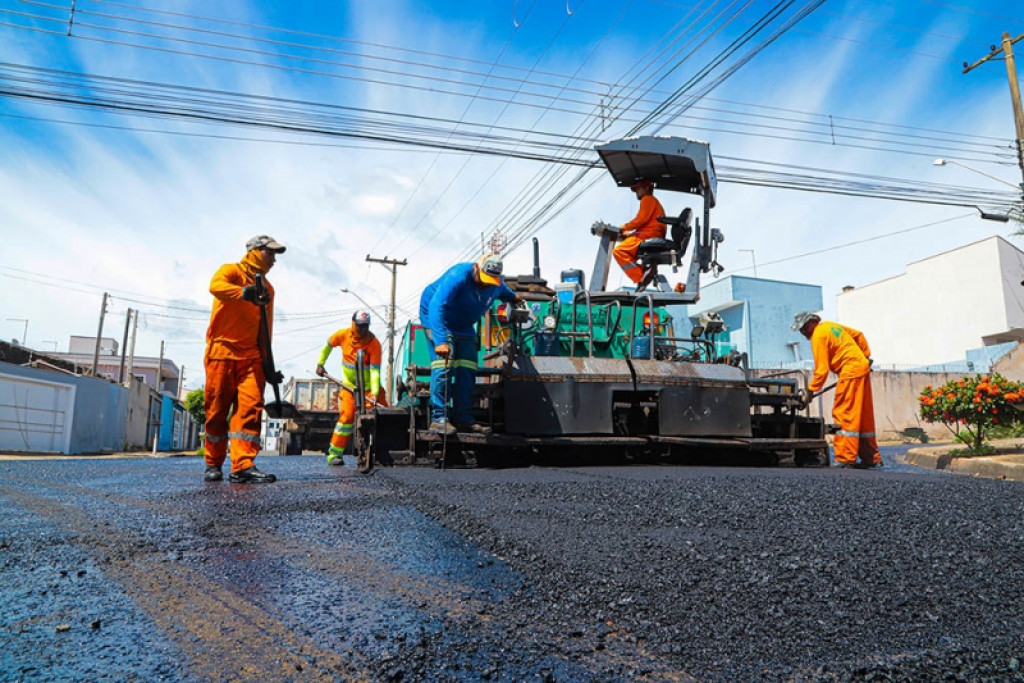 Cidades - Prefeitura executa recapeamento da Rua Profeta Isaías