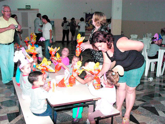  - Lions Pérola celebra páscoa com crianças da Creche S.O.S
