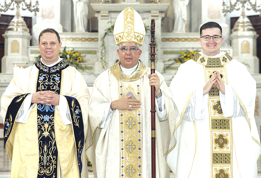 Foto Do Dia - Bispo ordena dois novos padres para Diocese