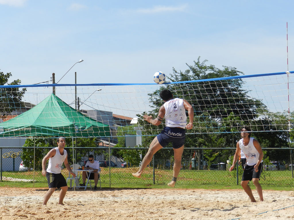 Esporte - Open de futevôlei reúne 32 duplas em SB