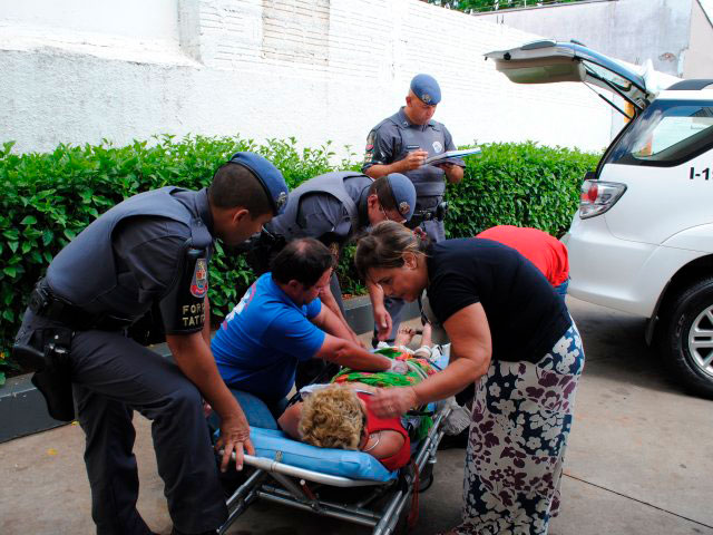  - Mulher nua movimenta polícia 