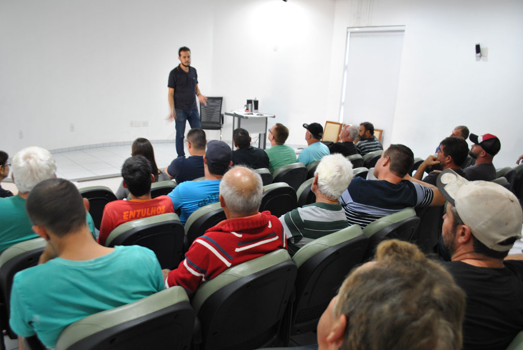 Política - Construção civil: Reunião com caçambeiros discute legislação para controle de resíduos