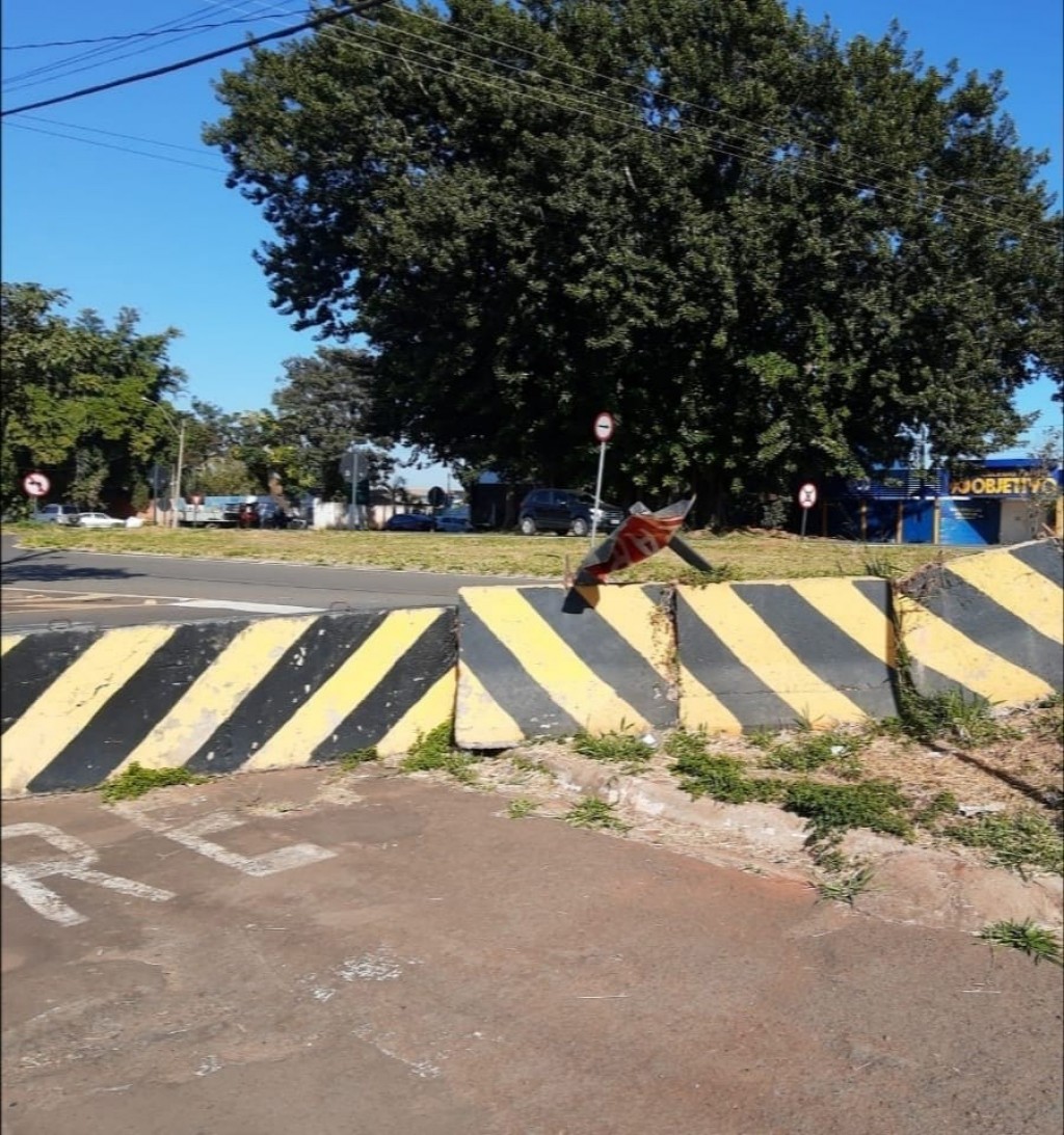 Foto Do Dia - Troca de placa de trânsito