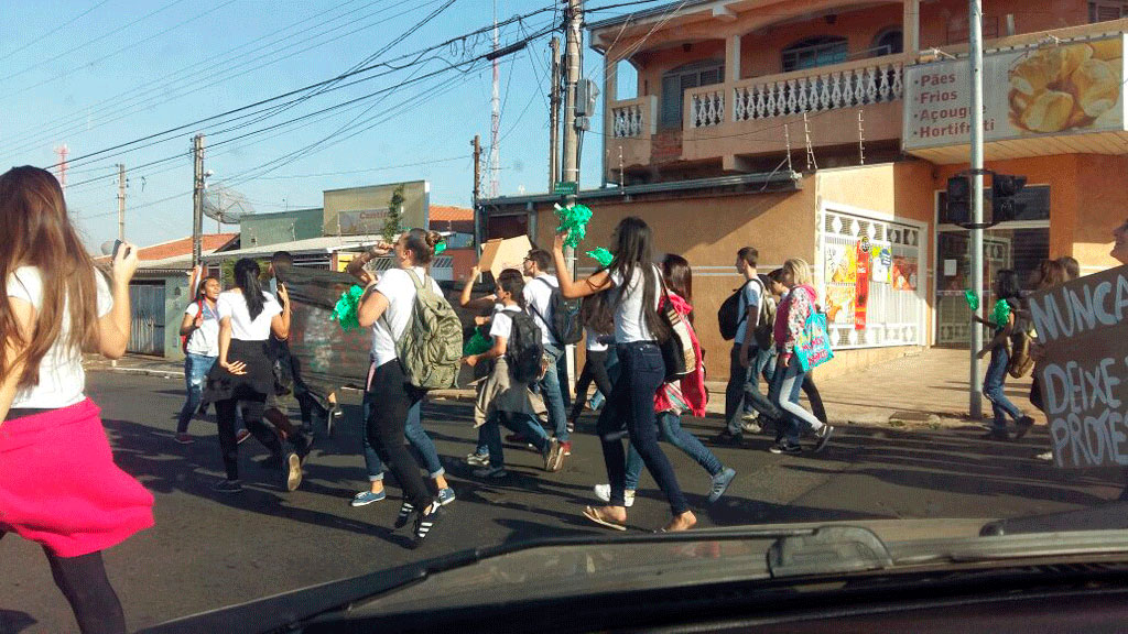 Educação - Alunos de Santa Bárbara protestam contra reforma do Ensino Médio