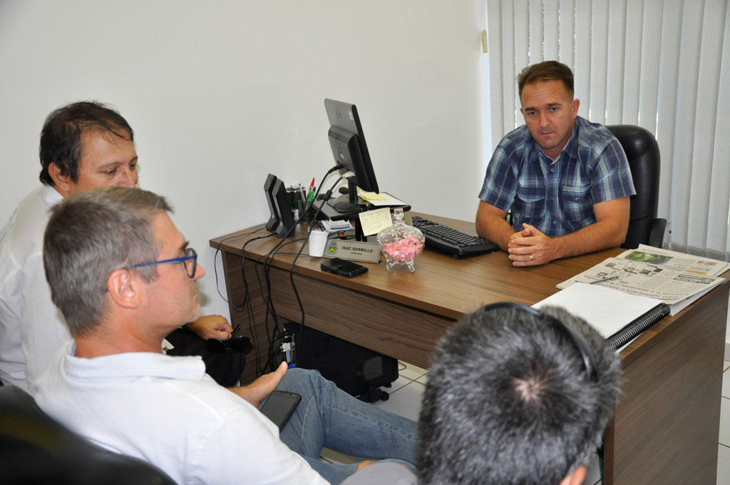 Política - Isac recebe taxistas para discutir regulamentação do Uber 