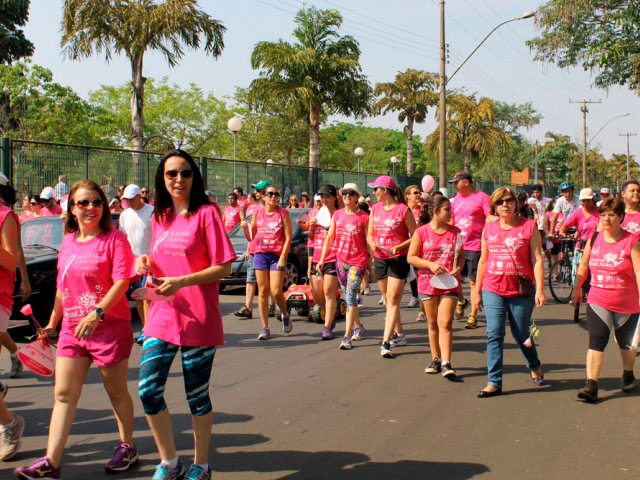  - Caminhada do Outubro Rosa reúne mais de mil pessoas em Santa Bárbara