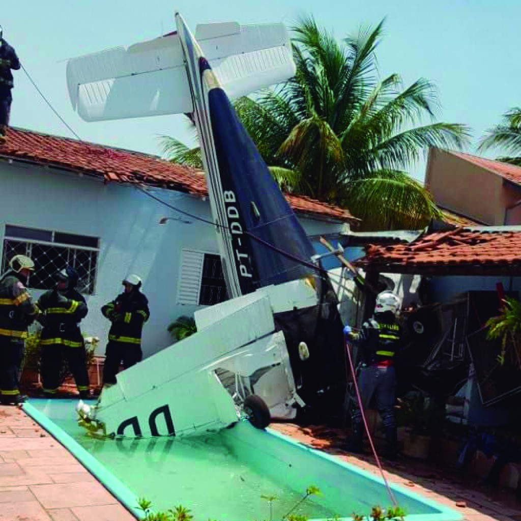 Foto Do Dia - Avião cai em casa