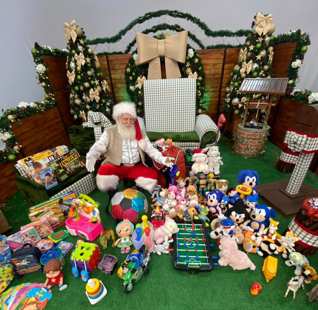  - Papai Noel e Tivoli Shopping arrecadam brinquedos usados para ação de Natal 