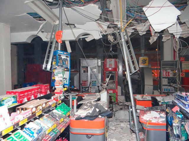  - Ladrões explodem caixa eletrônico em supermercado e levam R$ 47mil