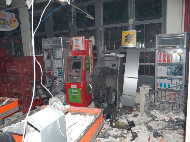  - Ladrões explodem caixa eletrônico em supermercado e levam R$ 47mil