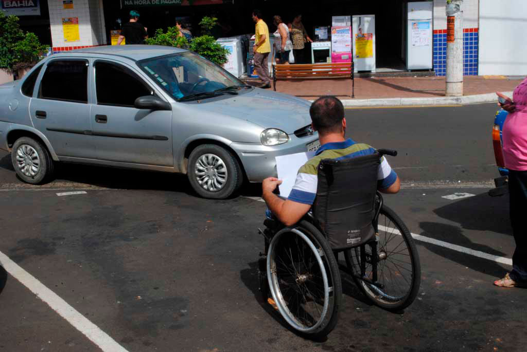 - Cadeiras de rodas ocupam vaga de carros em protesto no Dia do Deficiente Físico