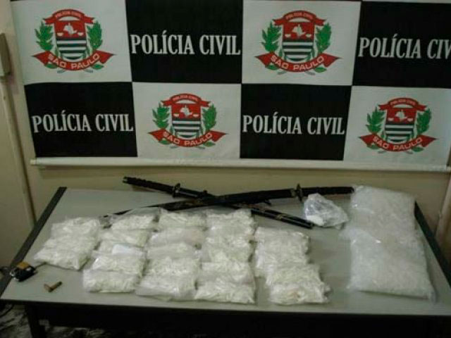  - Duas mulheres são presas e 1.300 pinos de cocaína apreendidos