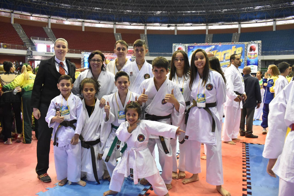 Esporte - Karatê barbarense conquista 16 medalhas no Brasileiro