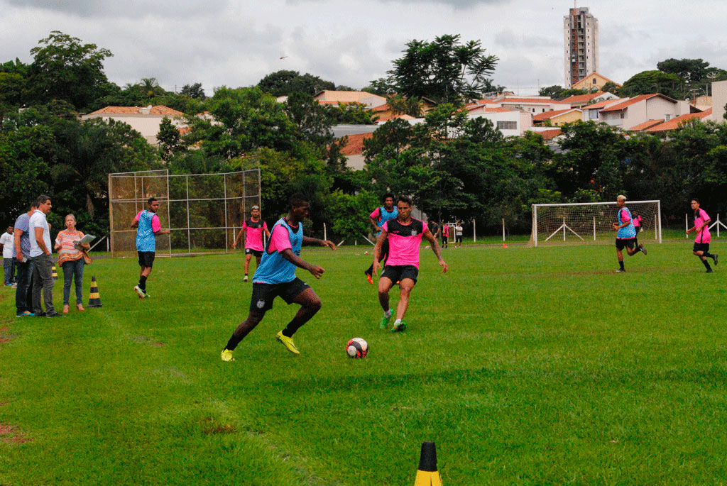 Esporte - Chuvas cancelam jogo-treino do Leão da 13