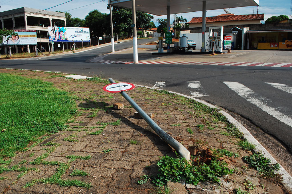 Foto Do Dia - Placa de sinalização caída