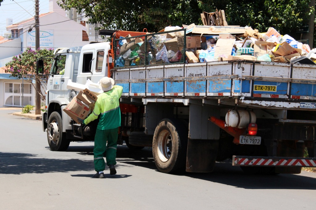  - Prefeito sanciona lei que regulamenta a destinação de resíduos da coleta seletiva