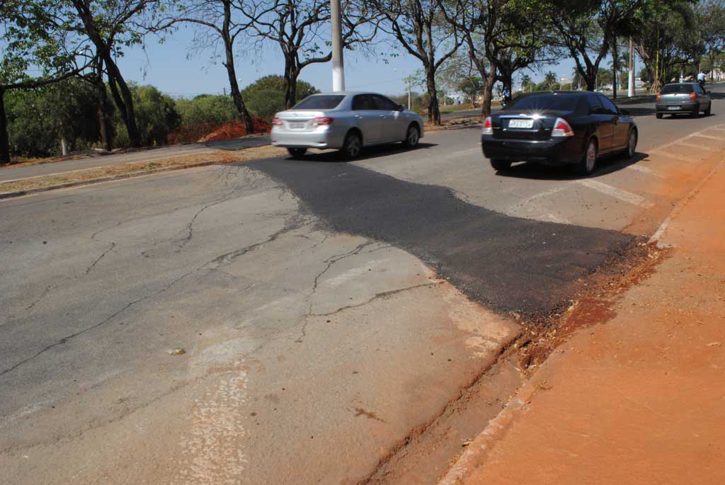 Foto Do Dia - DAE repara asfalto na Avenida Anhanguera