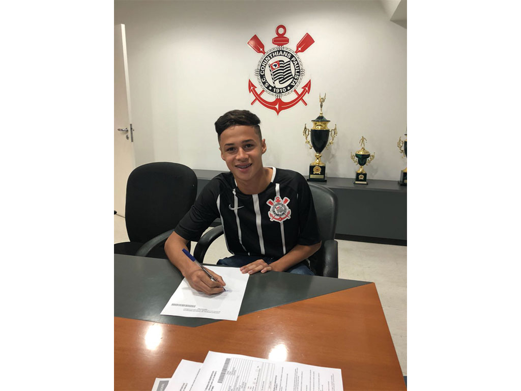 Esporte - União/Fut-Talentos: Araújo assina contrato com o Corinthians por 3 anos