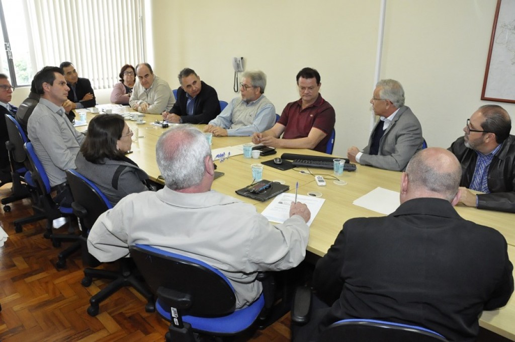 Política - Prefeitos discutem soluções conjuntas para enfrentar momento de crise