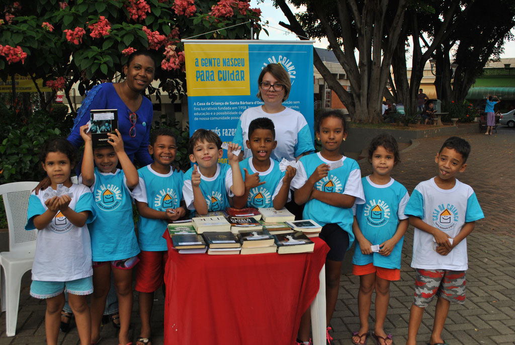 Cultura - Casa de Criança doa livros em ação comemorativa