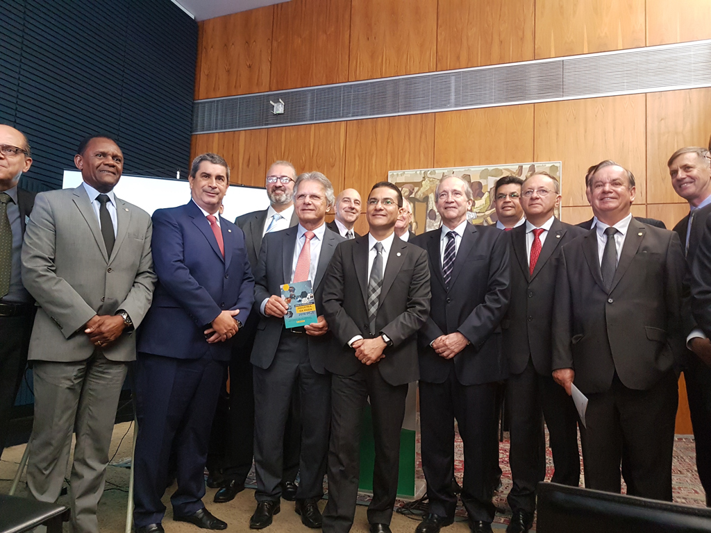 Política - Frente Parlamentar Têxtil tem novo comando