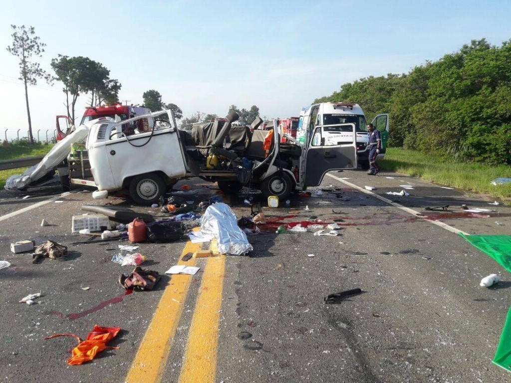  - Acidente entre Kombi e caminhão mata três e fere 9