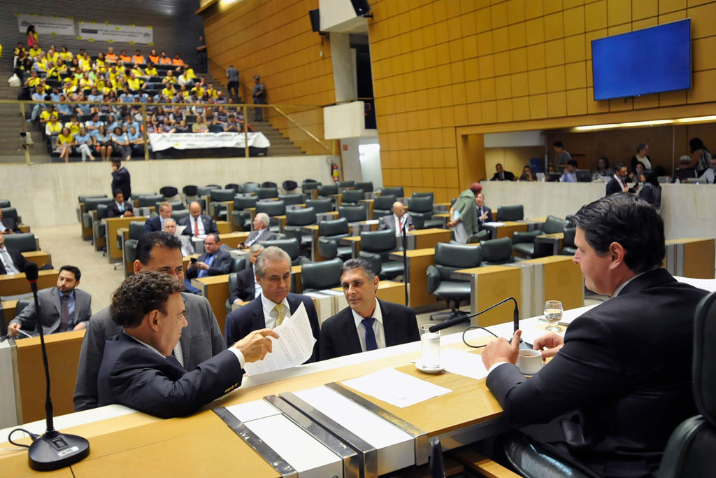 Política - Deputados aprovam orçamento estadual para 2019