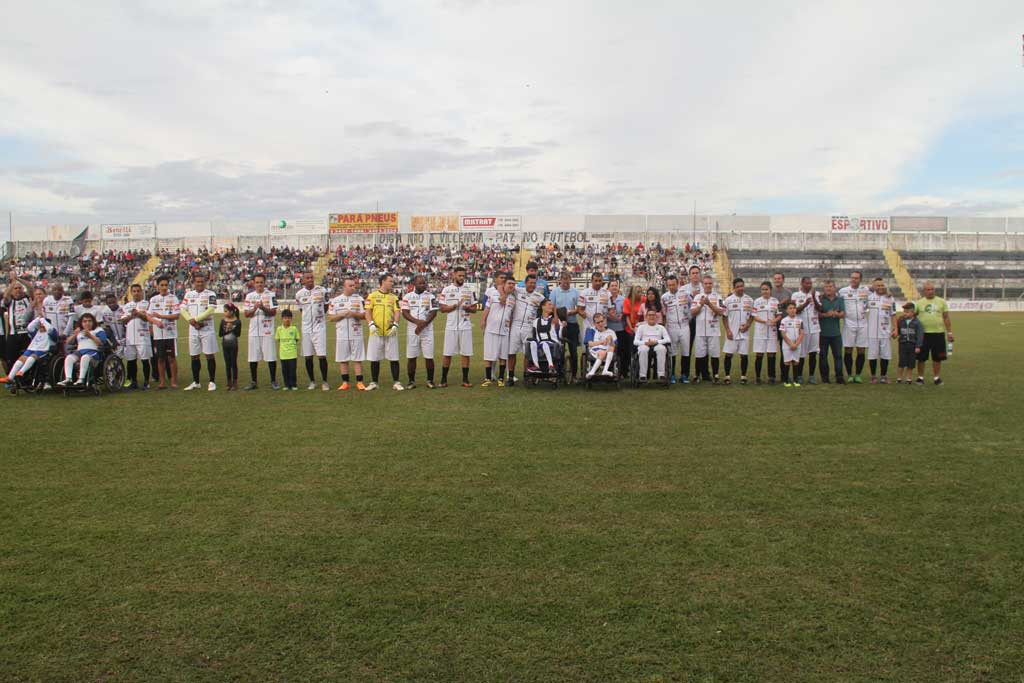 Esporte - Futebol beneficente atrai bom público