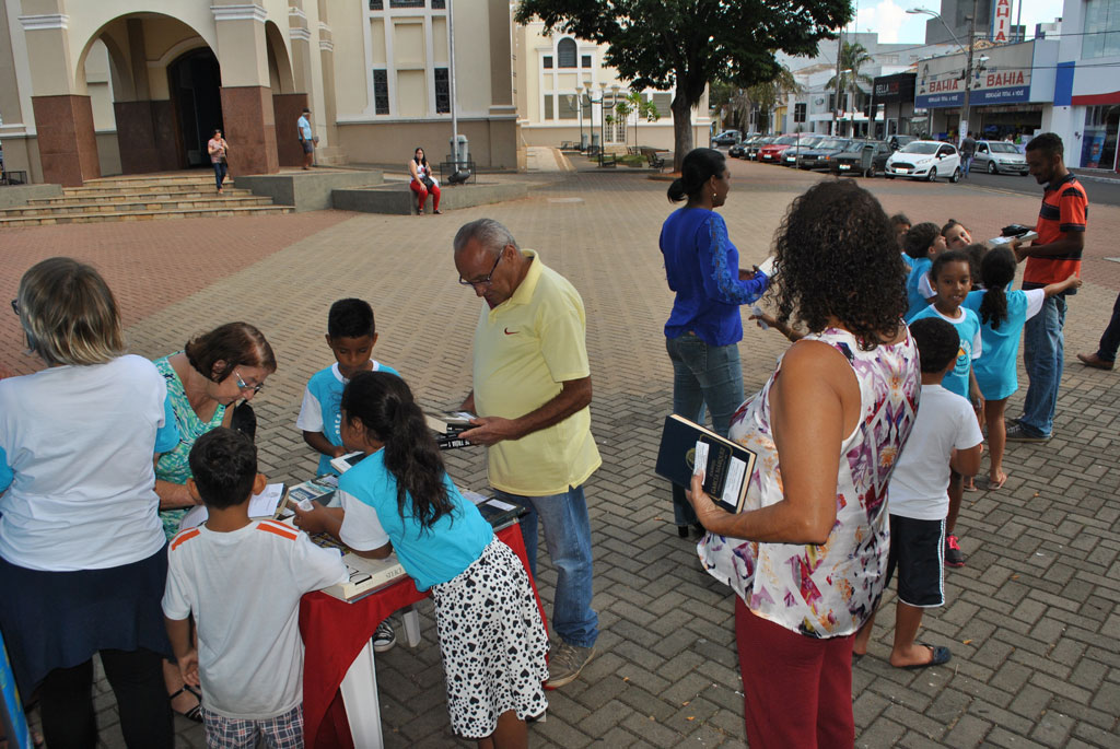 Cultura - Casa de Criança doa livros em ação comemorativa