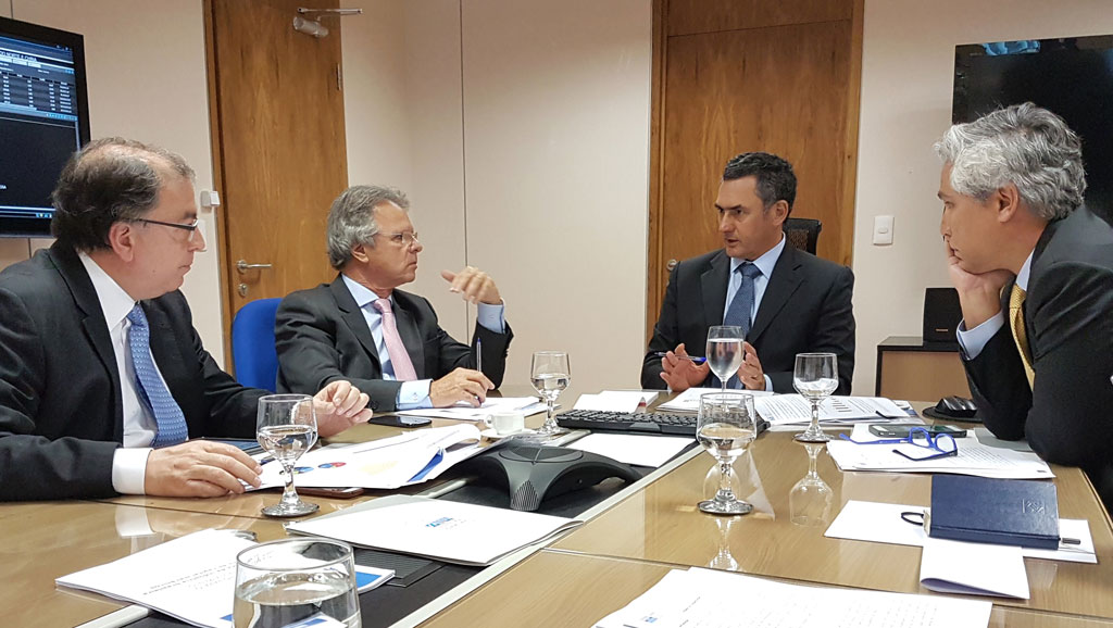 Política - Macris cobra atenção do ministro da Fazenda ao setor de Máquinas