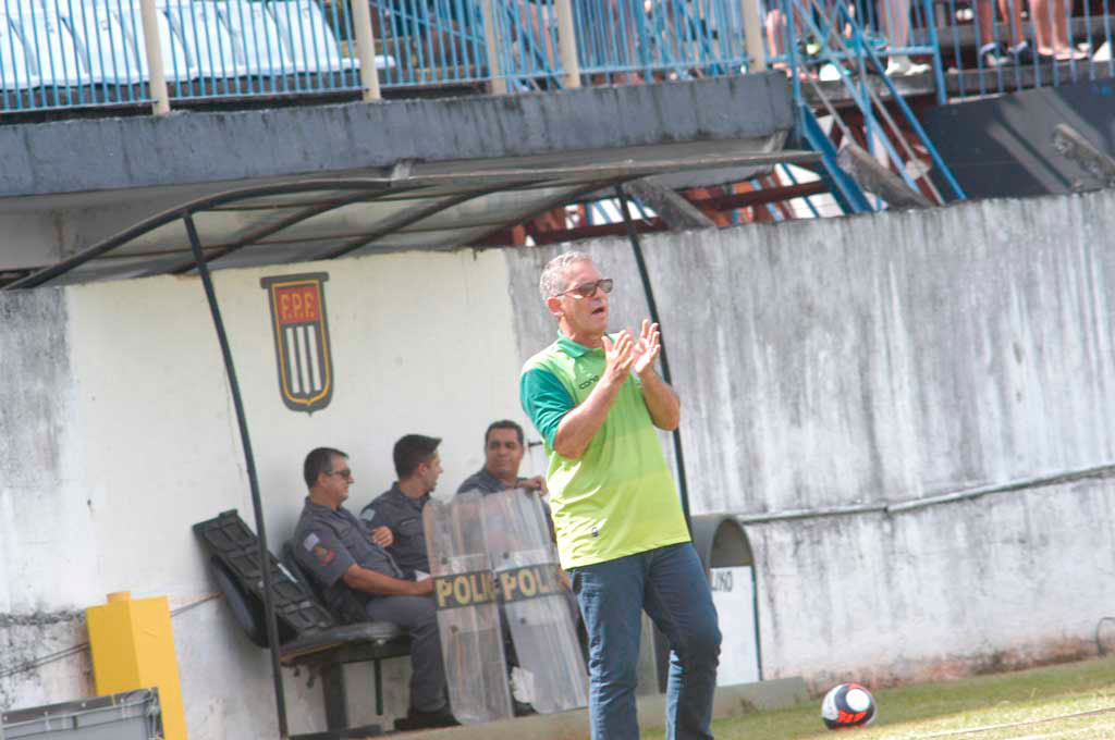 Esporte - Leivinha tenta arrumar a casa para jogo em Barretos