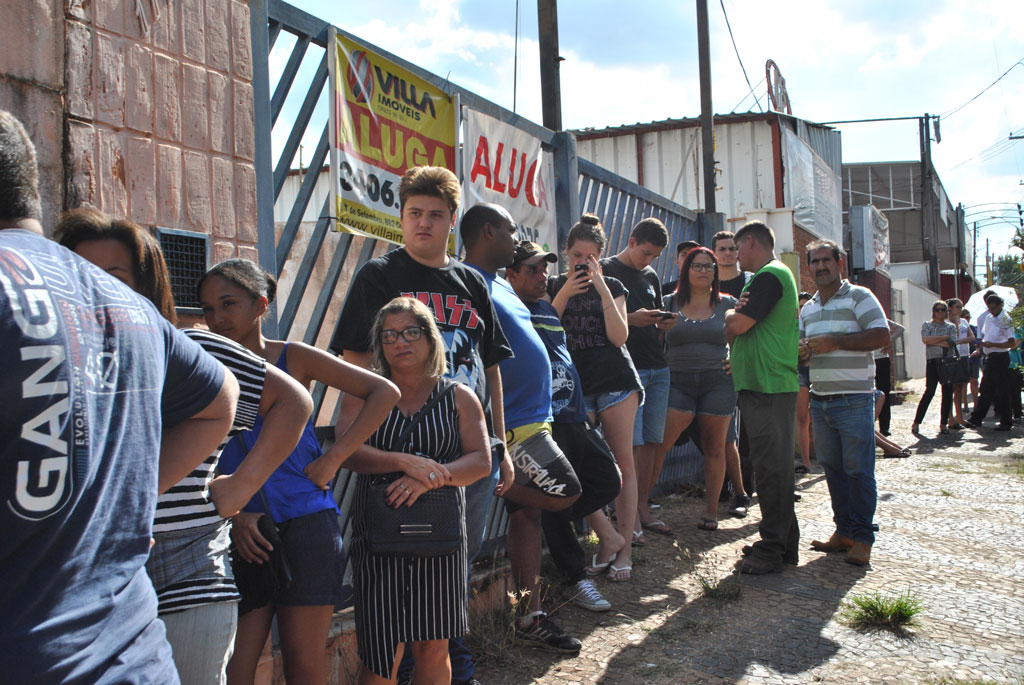 Política - Eleitor enfrenta fila no último dia para regularizar título de eleitor