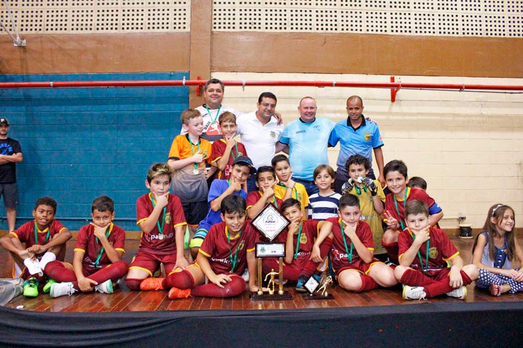 Esporte - Futsal  Gaviões  e Carioca goleiam na decisão do sub 8 e sub-10