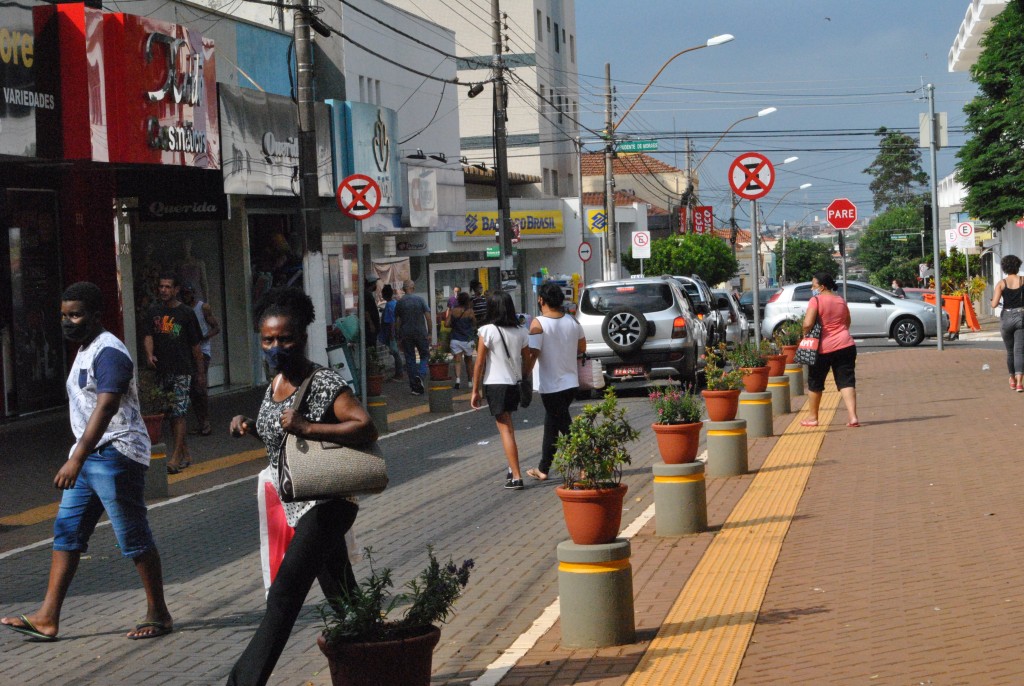 Cidades - Comércio não abre no feriado  e terá horário especial no sábado