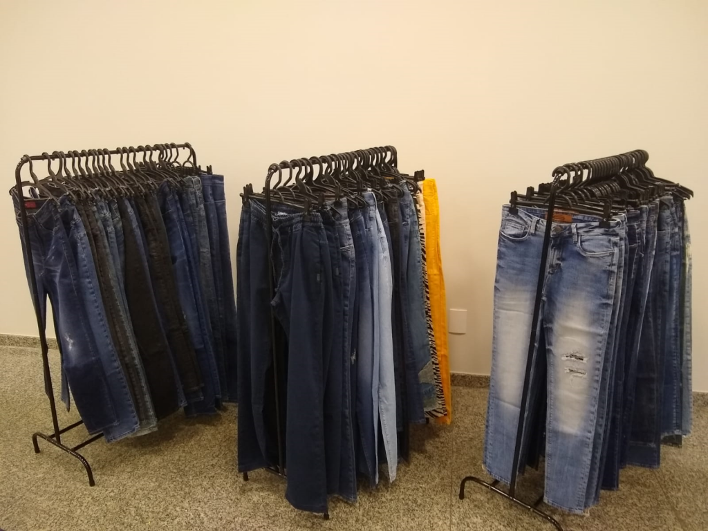  - Amai realiza Bazar de Natal  com venda de calças jeans no centro 