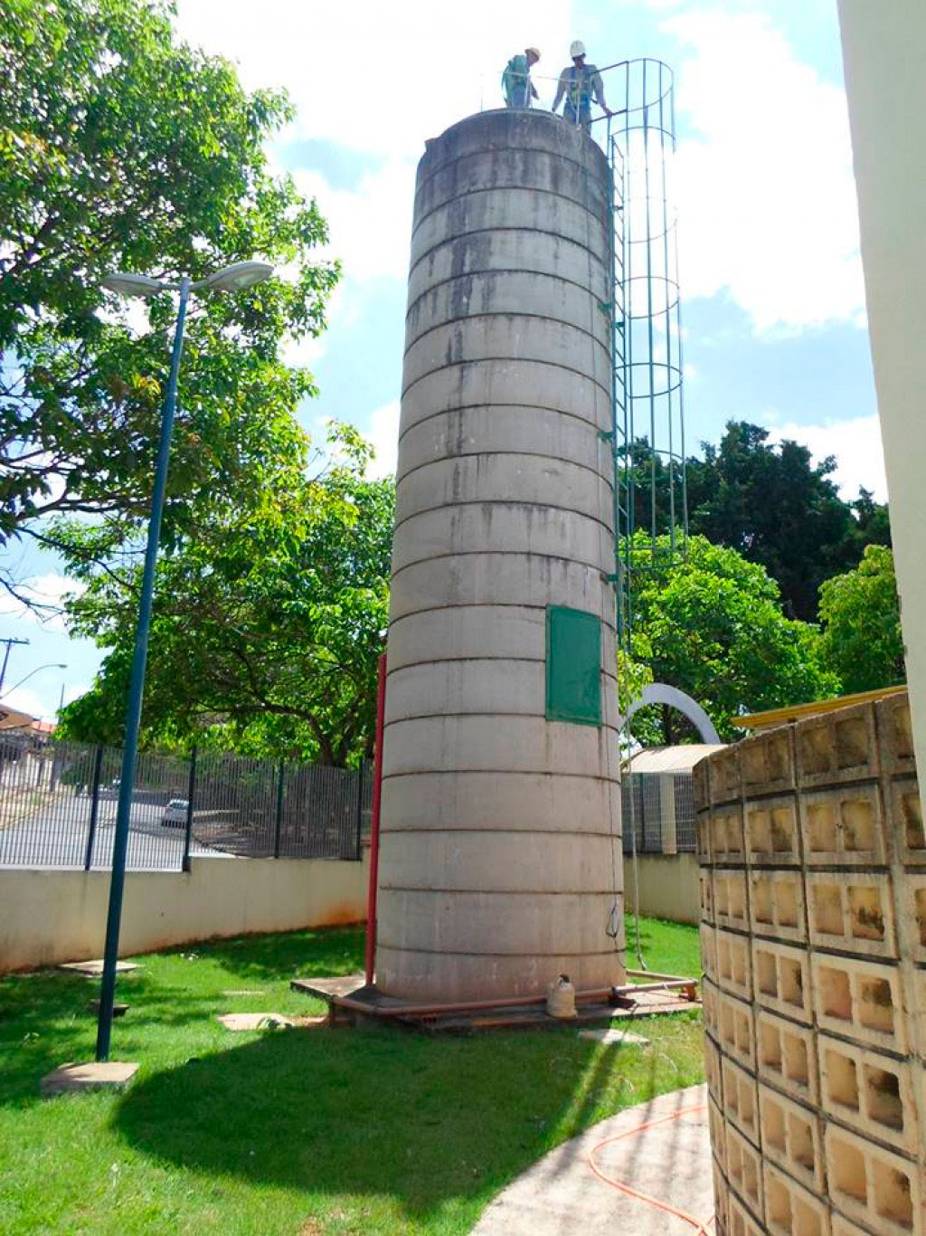 Educação - Prefeitura executa manutenção de caixas d´água de escolas municipais